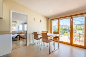 eine Küche und ein Esszimmer mit Tisch und Stühlen in der Unterkunft Binibonaire in Binissalem + 17 Fotos