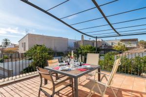 eine Terrasse mit Tisch und Stühlen auf einem Balkon in der Unterkunft Binibonaire in Binissalem