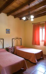 Postel nebo postele na pokoji v ubytování Rural Montes Málaga: Finca Pedregales