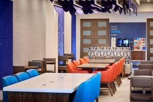 Posezení v ubytování Holiday Inn Express Hamilton - Upper James by IHG