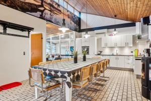 Η κουζίνα ή μικρή κουζίνα στο Spacious And Inviting Pool House With Spa, Sauna, Rooftop Terrace And Room For The Whole Family Just 300 Metres From The Water And Close To