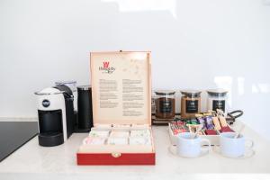 Příslušenství pro přípravu čaje a kávy v ubytování NYA Boutique Suite