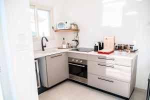 Kuchyň nebo kuchyňský kout v ubytování NYA Boutique Suite