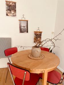 a wooden table with a vase on top of it at La casa venta in Tournon-sur-Rhône