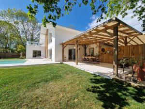 Κήπος έξω από το VILLA HELIOSEA, piscine chauffée, jacuzzi, climatisation