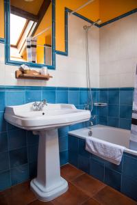 A bathroom at Hotel Balcon de Aguera