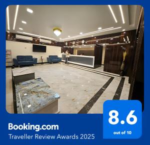 德奥加尔HOTEL MAA LAXMI PALACE的中间有桌子和人