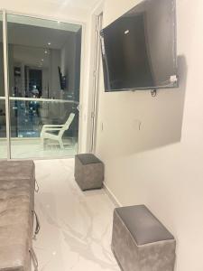 a living room with a flat screen tv on the wall at Sui Loft Apto 1311 in Santa Marta