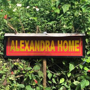 Certificato, attestato, insegna o altro documento esposto da ALEXANDRA HOME for foreign tourists only