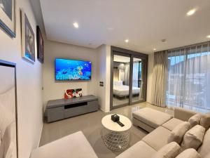 TV a/nebo společenská místnost v ubytování Citygate Kamala Resort