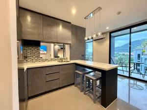 Kuchyň nebo kuchyňský kout v ubytování Citygate Kamala Resort