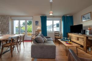 a living room with a couch and a table at Ty Eole Maison Tout Confort 10p in Quiberon