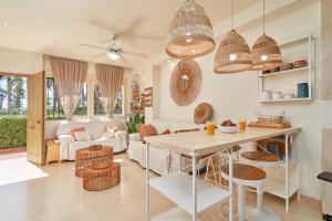 a living room with a table and a couch at Rosa Náutica La Herradura in Almuñécar