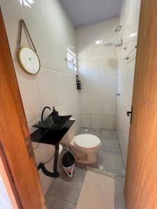 a bathroom with a sink and a toilet at Mini casa perto BC, Penha in Itajaí