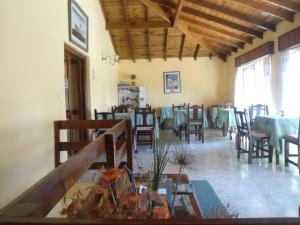 un restaurante con mesas y sillas en una habitación en Hosteria Luz de Luna en Valeria del Mar