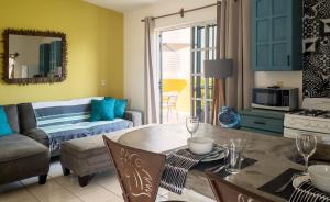 a living room with a table and a couch at Casa Amor Por Siempre in Bucerías
