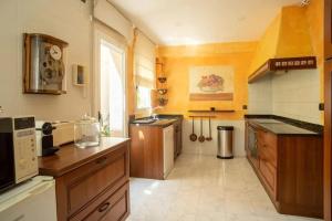 Kuchyňa alebo kuchynka v ubytovaní Comfortable House in Sitges with Shared Pool