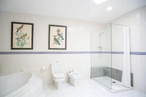 Kúpeľňa v ubytovaní Comfortable House in Sitges with Shared Pool