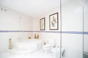 Kúpeľňa v ubytovaní Comfortable House in Sitges with Shared Pool