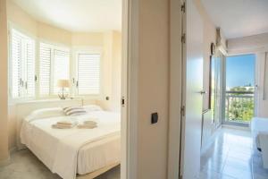 Posteľ alebo postele v izbe v ubytovaní Comfortable House in Sitges with Shared Pool