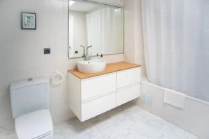 Kúpeľňa v ubytovaní Comfortable House in Sitges with Shared Pool