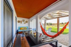Zimmer mit einer Veranda und einer Hängematte in der Unterkunft Casa Maria D'Almeida in Reguengos de Monsaraz