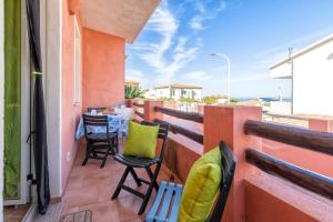 un balcon avec des chaises et une table sur un immeuble dans l'établissement La Casa Al Mare, à Castelsardo