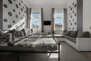 una camera da letto con un letto e un divano di Fewo zum alten Hotel in Gramzow a Gramzow