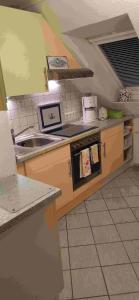 une cuisine avec un évier et un plan de travail dans l'établissement Ferienwohnung Neumann, à Wesselburen
