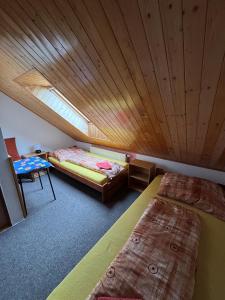 Postel nebo postele na pokoji v ubytování Penzion Na Majlantě