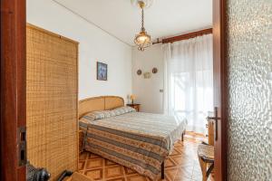 キアンチャーノ・テルメにあるAppartamento Le Termeのベッドと窓のある寝室