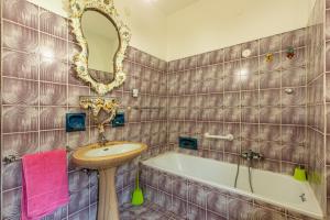 キアンチャーノ・テルメにあるAppartamento Le Termeの洗面台と浴槽のあるバスルーム