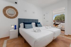 2 letti in una camera da letto con specchio a parete di Villa Estrella Del Mar Obsidian a Callao Salvaje Altre 23 foto