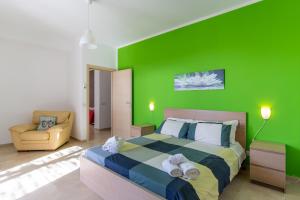 1 dormitorio verde con 1 cama y 1 silla en Villa Marigù con spa e piscina, en Scicli 35 fotos más