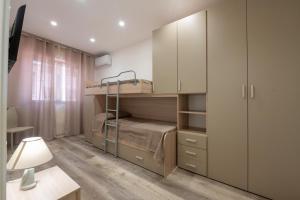 Habitación pequeña con litera y escritorio. en Villa Carola Altavilla Milicia Sicilia con Piscina Privata e Vasca idromassaggio a 5 minuti dal mare, en Altavilla Milicia