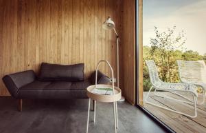 a living room with a couch and a table and chairs at MU_MORADAS NO ULLA in Teo