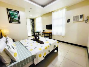 TV a/nebo společenská místnost v ubytování B&J Guesthouse and Tours