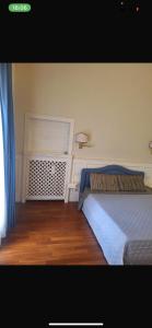 un dormitorio con una cama y una ventana en Apartment suite in Brera, en Milán 3 fotos más
