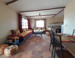 a living room with a couch and a table at le Doux refuge 2 in Essaouira