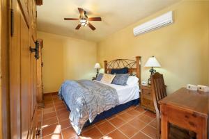 Postel nebo postele na pokoji v ubytování CASA DE ALOHA cozy 2-bedroom, 2 bathrooms Home + 26 fotografií