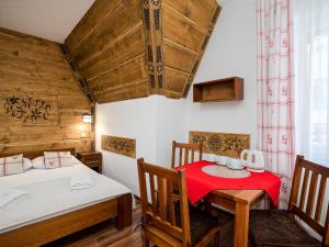 Posteľ alebo postele v izbe v ubytovaní Willa Pod Reglami Małe Ciche Sauna & Jacuzzi