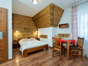 Posteľ alebo postele v izbe v ubytovaní Willa Pod Reglami Małe Ciche Sauna & Jacuzzi