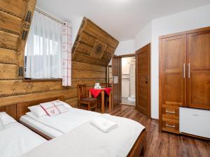 Posteľ alebo postele v izbe v ubytovaní Willa Pod Reglami Małe Ciche Sauna & Jacuzzi