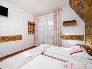 Posteľ alebo postele v izbe v ubytovaní Willa Pod Reglami Małe Ciche Sauna & Jacuzzi