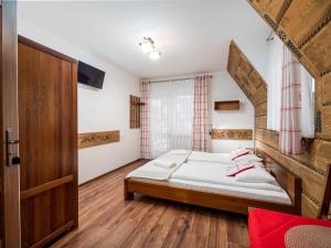 Posteľ alebo postele v izbe v ubytovaní Willa Pod Reglami Małe Ciche Sauna & Jacuzzi