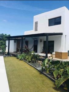 a white house with plants in front of it at Villa Ballena in Lajares