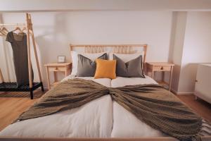 Ένα ή περισσότερα κρεβάτια σε δωμάτιο στο Chic Duplex in Historic Center & Netflix