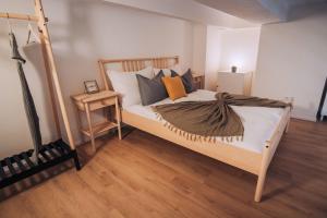 Ένα ή περισσότερα κρεβάτια σε δωμάτιο στο Chic Duplex in Historic Center & Netflix +12 φωτογραφίες