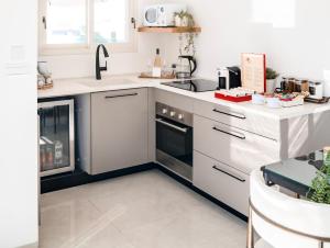 Kuchyň nebo kuchyňský kout v ubytování NYA Boutique Suite
