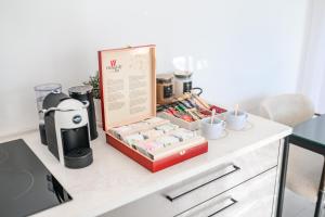 Příslušenství pro přípravu čaje a kávy v ubytování NYA Boutique Suite